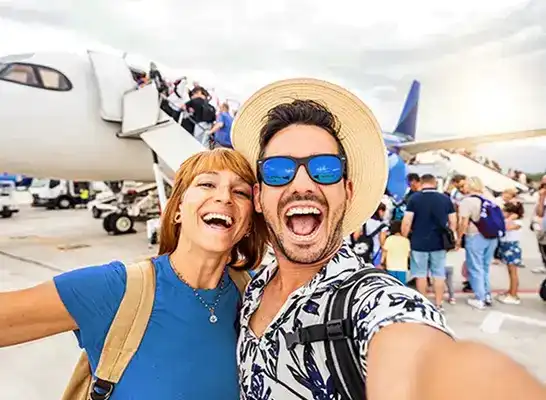 机场快乐的旅行者